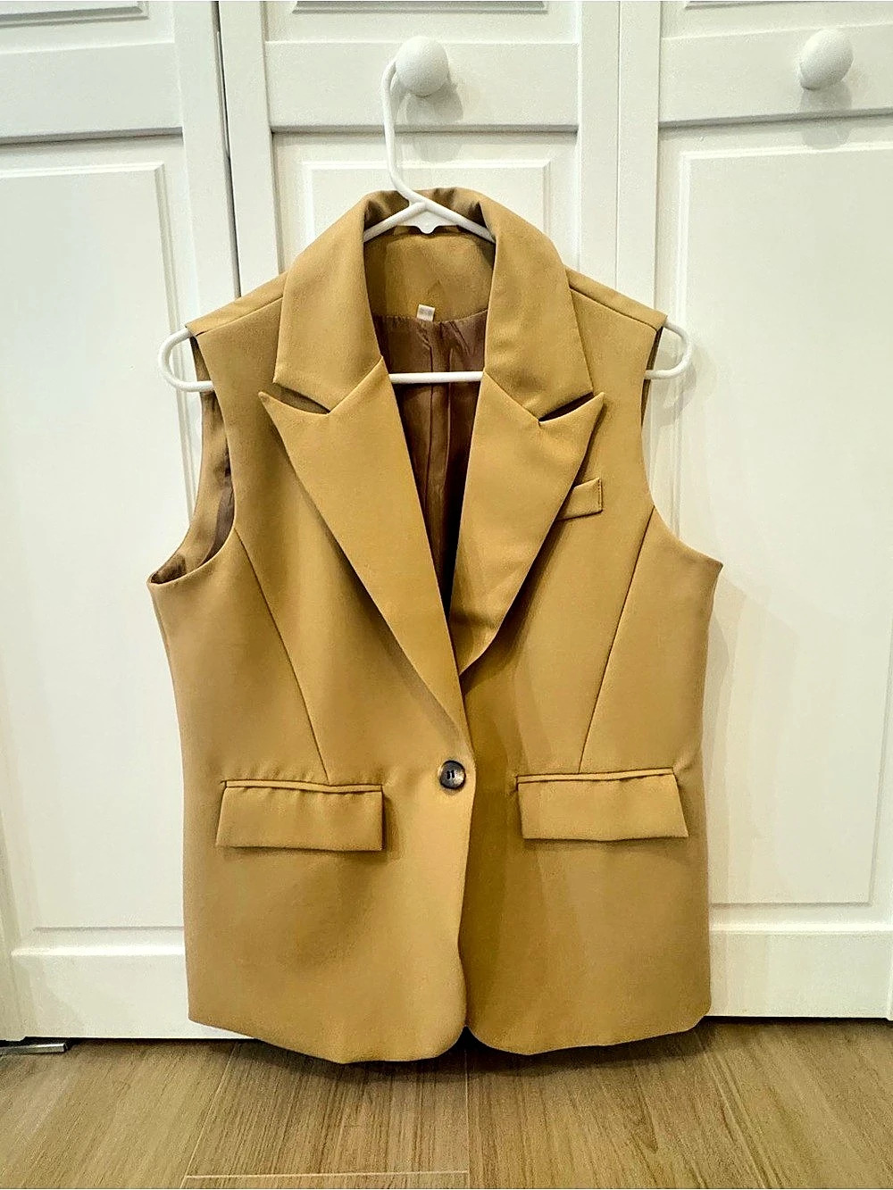 New sleeveless blazer Button Front Vest in tan Size Medium